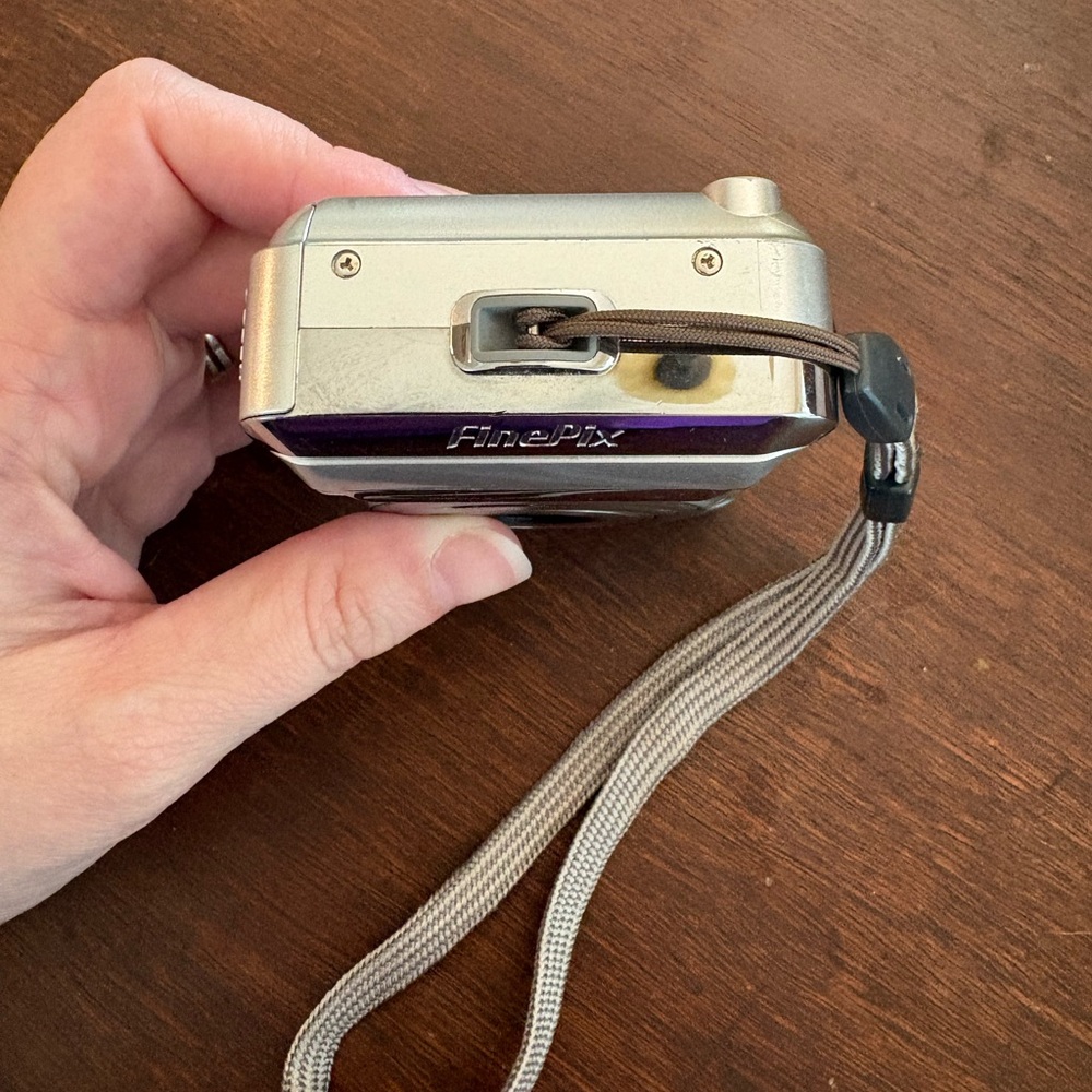 Fujifilm Finepix A700 Series 7.3MP Silver Compact Digital Camera w/ Wrist Strap - Picture 5 of 11